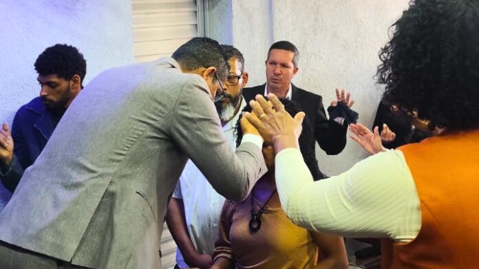 Santa Ceia celebra os 15 anos da Comunidade Visão em Cristo com homenagens, três conversões, uma reconciliação e muita gratidão a Deus.