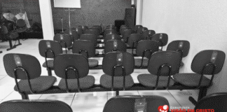 Forro de gesso desaba momentos antes do culto e igreja cancela reunião de quinta-feira Queda de parte do forro de gesso cancela culto na Visão em Cristo. Diácono Ozeir não sofreu ferimentos graves e membros ajudaram na retirada do teto.