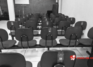 Forro de gesso desaba momentos antes do culto e igreja cancela reunião de quinta-feira Queda de parte do forro de gesso cancela culto na Visão em Cristo. Diácono Ozeir não sofreu ferimentos graves e membros ajudaram na retirada do teto.