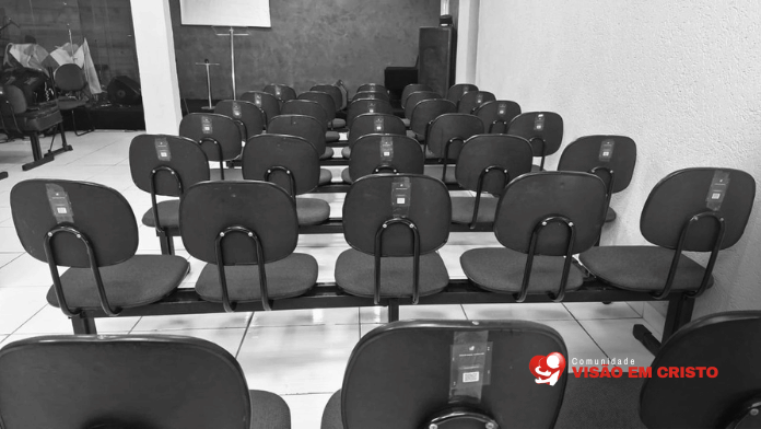 forro de gesso Queda de parte do forro de gesso cancela culto na Visão em Cristo. Diácono Ozeir não sofreu ferimentos graves e membros ajudaram na retirada do teto.