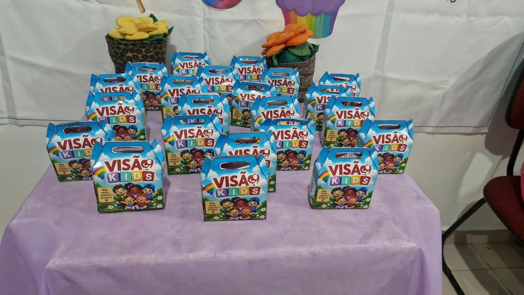 Visão Kids celebrou o Dia das Crianças em 11 de outubro com presentes e uma pequena festa durante o culto de domingo na Comunidade Visão em Cristo.