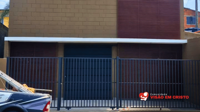 Imagem de Destaque Novo templo da Visão em Cristo recebe puxadores nas portas metálicas, caixa de correio e lixeira em 1º de outubro, avançando nos acabamentos.