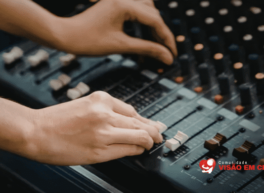 Culto de quinta-feira é cancelado após problema técnico na mesa de som da igreja Culto de quinta-feira da Visão em Cristo foi cancelado após a mesa de som queimar em 27 de setembro. Equipamento já está em manutenção.