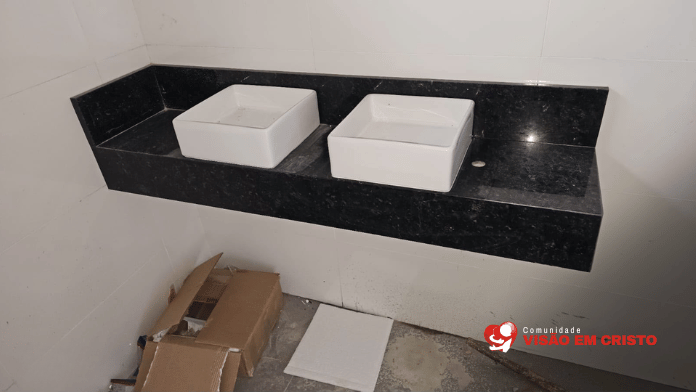 Imagem de Destaque A marmoraria do novo templo da Visão em Cristo foi concluída em 4 de outubro, com instalação de pias, nichos, divisórias e outros acabamentos.