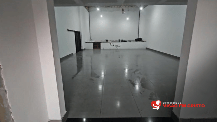 mutirão de limpeza Irmãos da Visão em Cristo participaram de um mutirão de limpeza em 10 de outubro, retirando entulhos e sujeiras do novo templo.