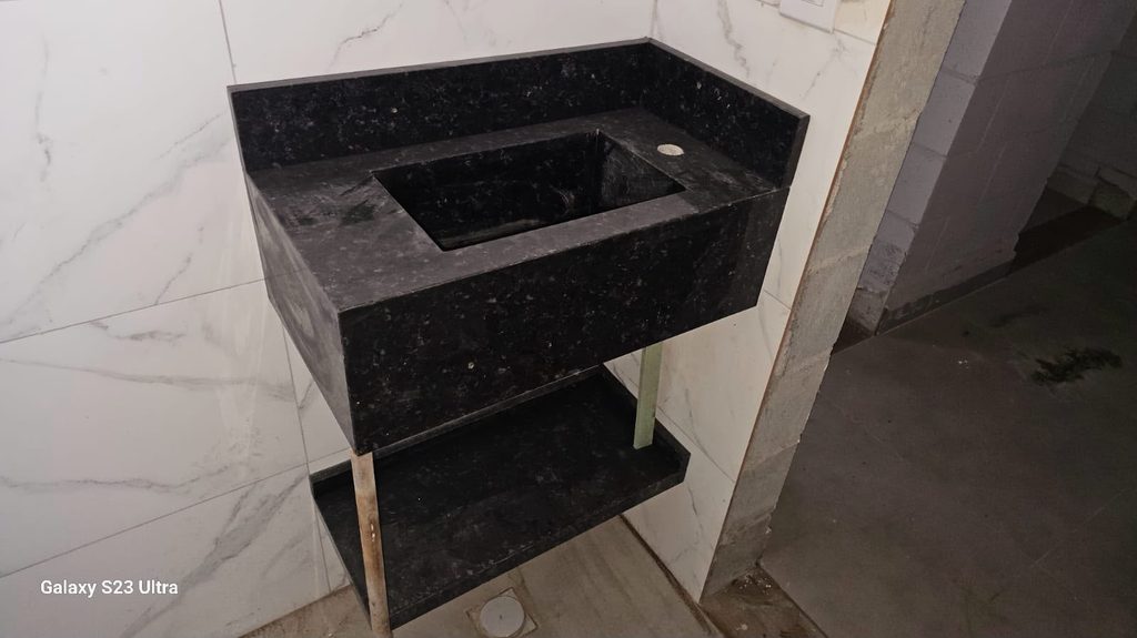 A marmoraria do novo templo da Visão em Cristo foi concluída em 4 de outubro, com instalação de pias, nichos, divisórias e outros acabamentos.