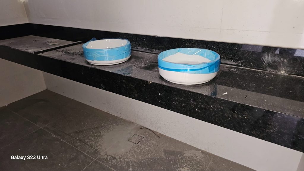 A marmoraria do novo templo da Visão em Cristo foi concluída em 4 de outubro, com instalação de pias, nichos, divisórias e outros acabamentos.