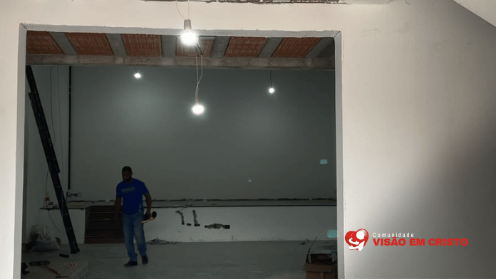 iluminação provisória Novo templo da Visão em Cristo recebe iluminação provisória em setembro para facilitar o trabalho dos profissionais e dar continuidade à obra.